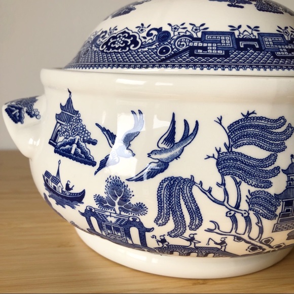 Vintage Churchill England Blue Willow Covered Casserole Serving Dish with Lid - Picture 5 of 13